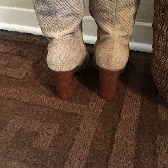 Micheal Kors Serpent Embossed Beige Suede / Leather High Heel Boots Size 7 1/2 - Picture 3 of 7